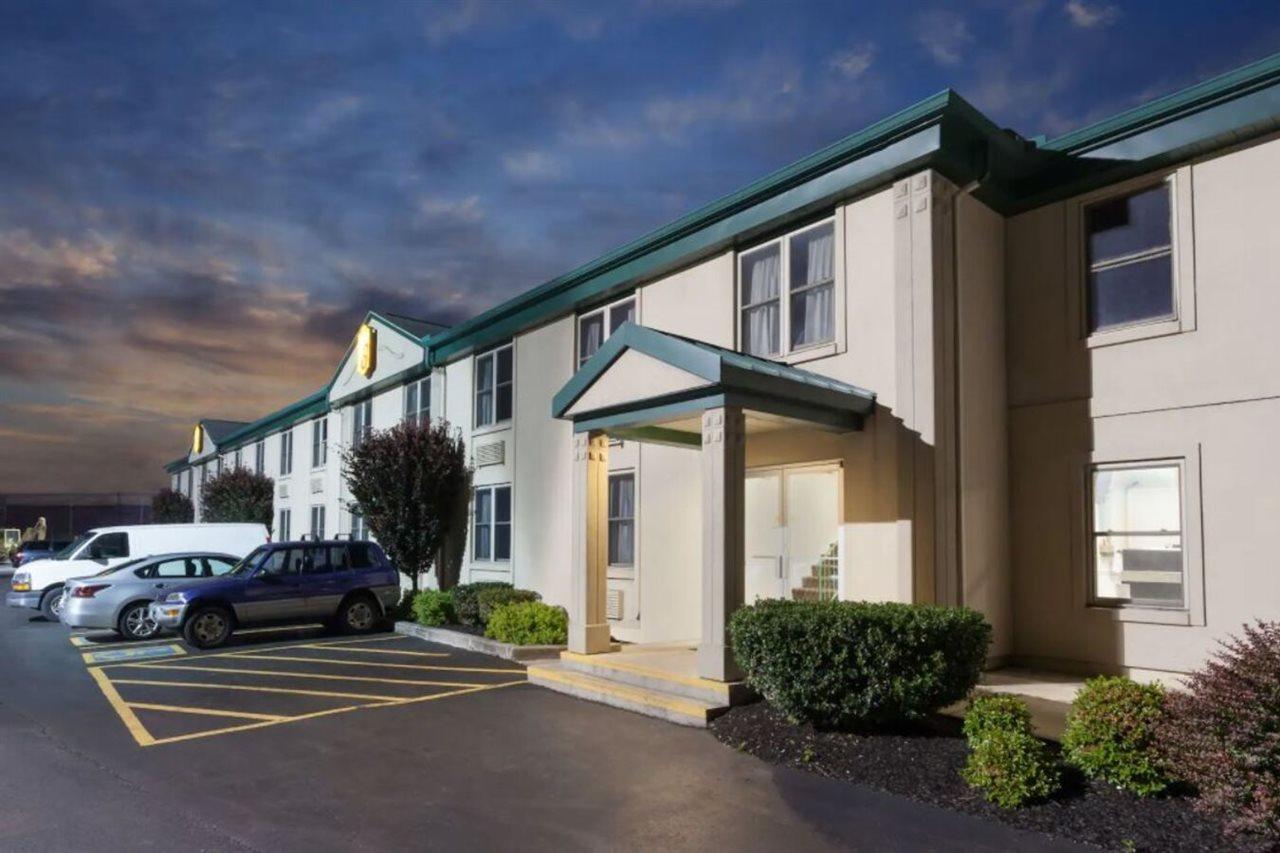 Super 8 By Wyndham Harrisburg Hershey West Экстерьер фото
