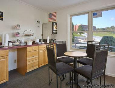Super 8 By Wyndham Harrisburg Hershey West Ресторан фото